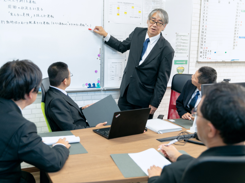 法令に基づいた研修制度とベテラン運転士による指導